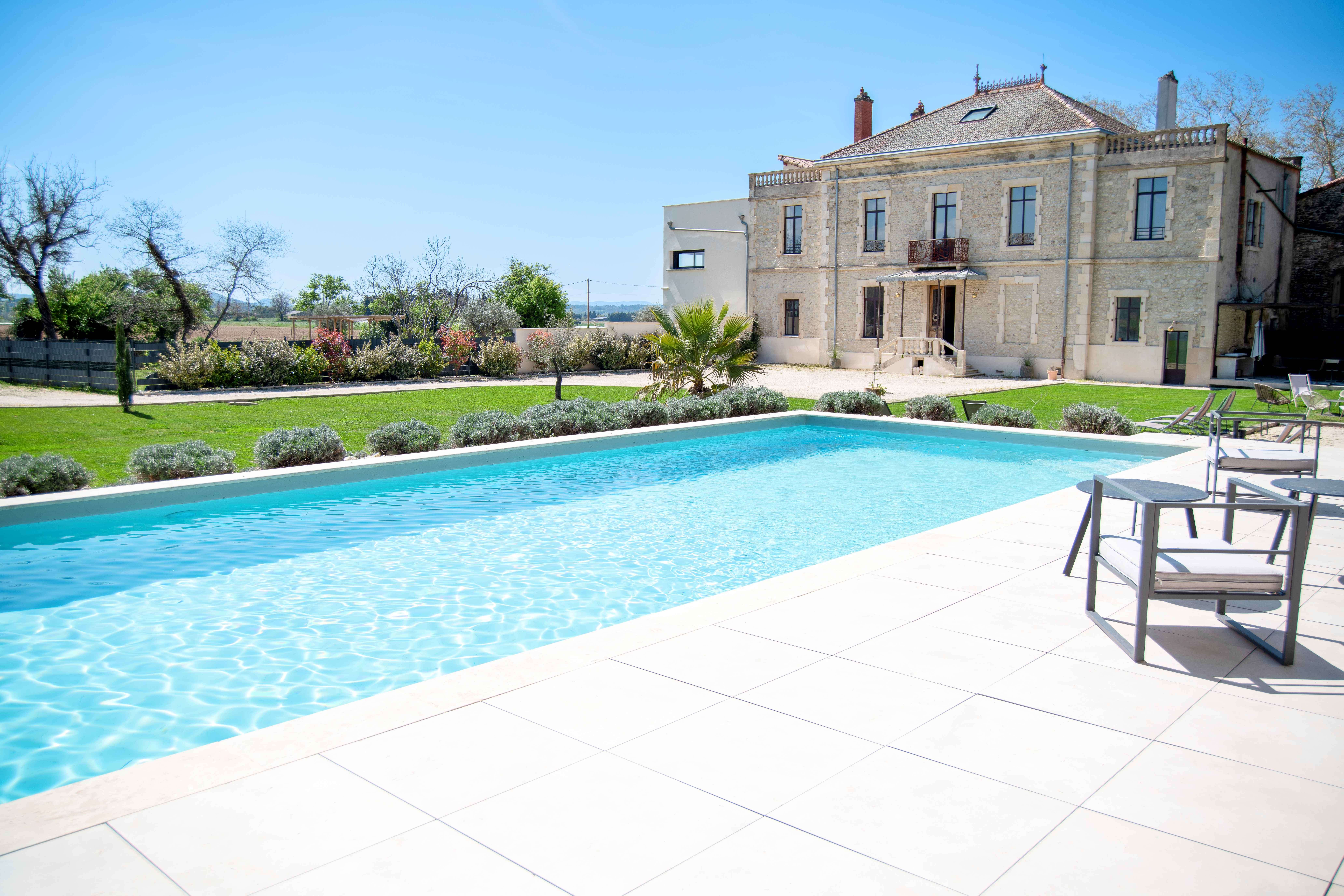 Jolie Masdame et sa piscine